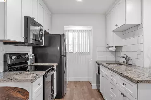 Kitchen - 403 Lighthouse Dr, Vallejo, CA 94590 photo 3 of 3
