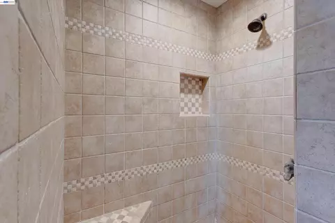 Bath - 35600 Lasiandra Ln, Davis, CA 95616 photo 3 of 4
