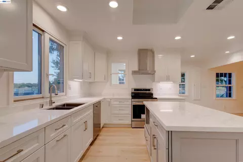 Kitchen - 35600 Lasiandra Ln, Davis, CA 95616 photo 3 of 3