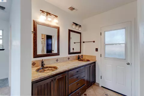 Bath - 35600 Lasiandra Ln, Davis, CA 95616 photo 2 of 4