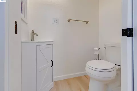 Bath - 35600 Lasiandra Ln, Davis, CA 95616 photo 4 of 4
