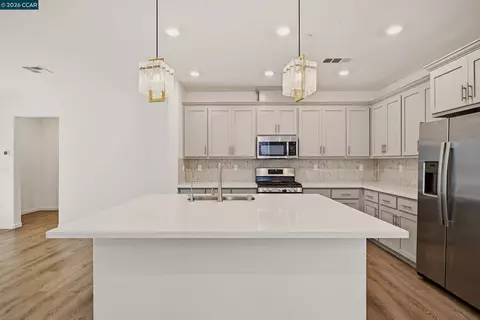 5 Brookdale Ct, Pittsburg, CA 94565