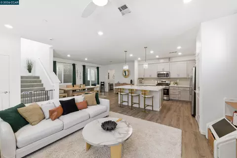 5 Brookdale Ct, Pittsburg, CA 94565