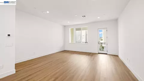 Living - 1925 Grand St, Alameda, CA 94501 photo 2 of 3