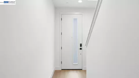 Entry Way - 1925 Grand St, Alameda, CA 94501 photo 4 of 16
