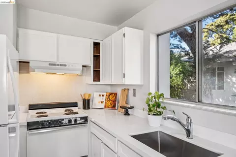 Kitchen - 2614 Warring St #6, Berkeley, CA 94704 photo 3 of 4