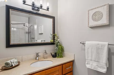 Bath - 2614 Warring St #6, Berkeley, CA 94704 photo 2 of 4