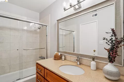 Bath - 2614 Warring St #6, Berkeley, CA 94704 photo 3 of 4
