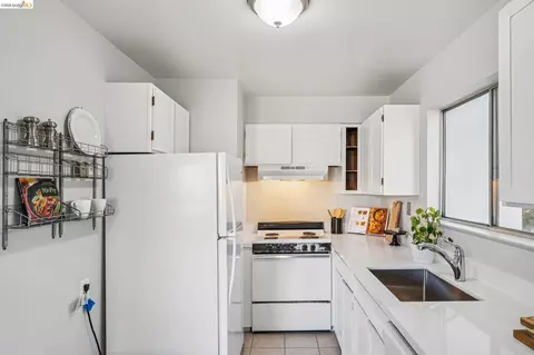 Kitchen - 2614 Warring St #6, Berkeley, CA 94704 photo 2 of 4