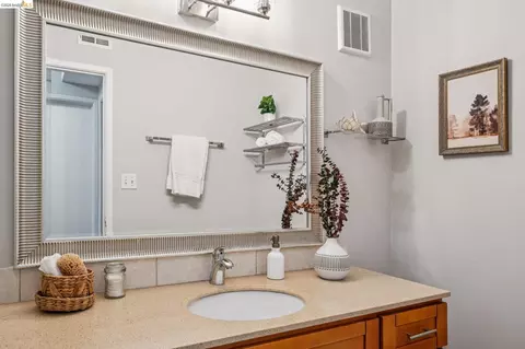 Bath - 2614 Warring St #6, Berkeley, CA 94704 photo 4 of 4