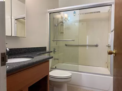 Bath - 330 8th St #3D, Oakland, CA 94607 photo 1 of 1