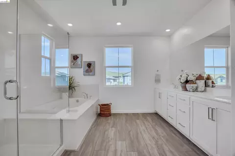 Bath - 2404 Indigo Dr, Fairfield, CA 94533 photo 2 of 6
