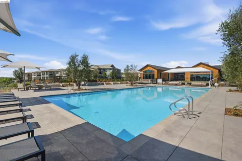 Exterior - 2404 Indigo Dr, Fairfield, CA 94533 photo 6 of 11