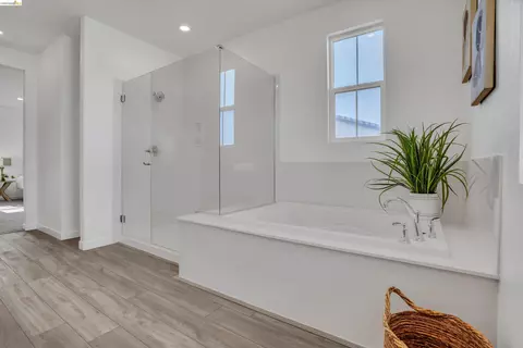Bath - 2404 Indigo Dr, Fairfield, CA 94533 photo 4 of 6