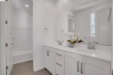 Bath - 2404 Indigo Dr, Fairfield, CA 94533 photo 5 of 6