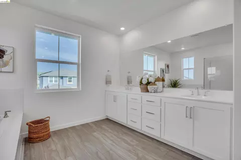 Bath - 2404 Indigo Dr, Fairfield, CA 94533 photo 3 of 6
