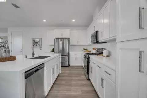 Kitchen - 2404 Indigo Dr, Fairfield, CA 94533 photo 5 of 7