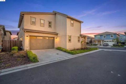 Exterior - 2404 Indigo Dr, Fairfield, CA 94533 photo 3 of 11