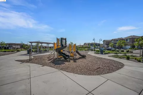 Exterior - 2404 Indigo Dr, Fairfield, CA 94533 photo 10 of 11