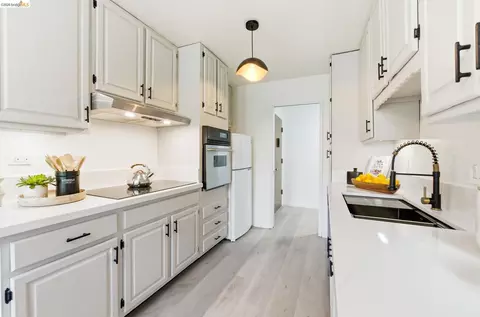 245 Montecito Ave #203, Oakland, CA 94610