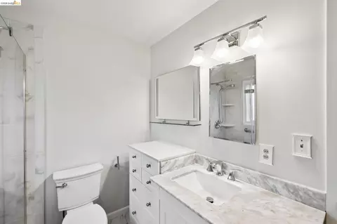 Bath - 2727 Mcgee Ave, Berkeley, CA 94703 photo 3 of 4