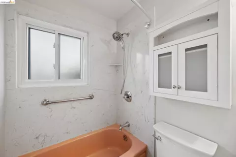 Bath - 2727 Mcgee Ave, Berkeley, CA 94703 photo 2 of 4
