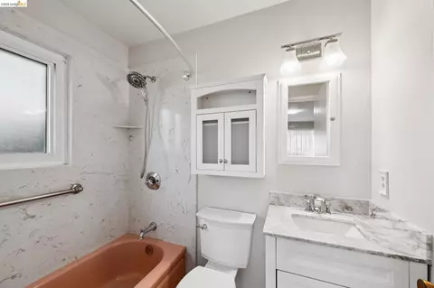 Bath - 2727 Mcgee Ave, Berkeley, CA 94703 photo 1 of 4