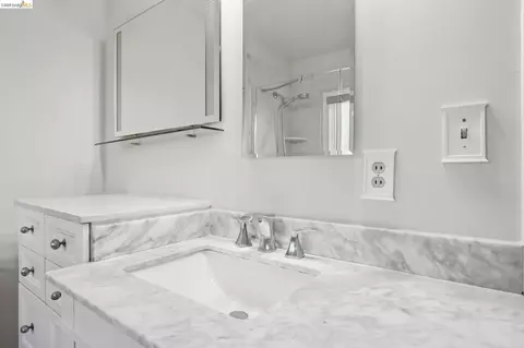 Bath - 2727 Mcgee Ave, Berkeley, CA 94703 photo 4 of 4