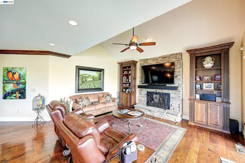 Living - 1310 Hampton Ct, Discovery Bay, CA 94505 photo 2 of 4