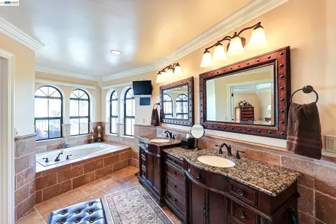 Bath - 1310 Hampton Ct, Discovery Bay, CA 94505 photo 5 of 5