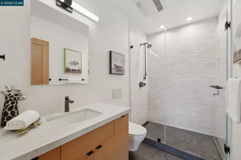 Bath - 380 Vermont Ave, Berkeley, CA 94707 photo 3 of 3