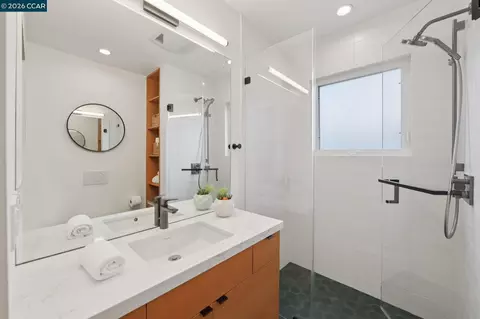 Bath - 380 Vermont Ave, Berkeley, CA 94707 photo 1 of 3