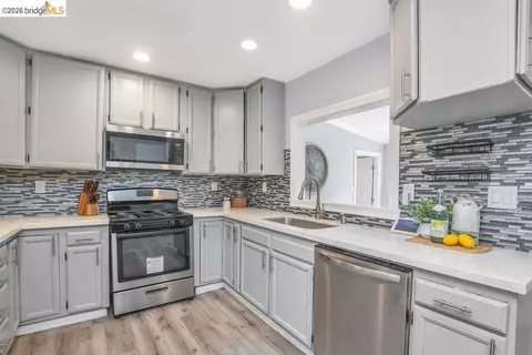 Kitchen - 2191 E Cypress Rd, Oakley, CA 94561 photo 2 of 2