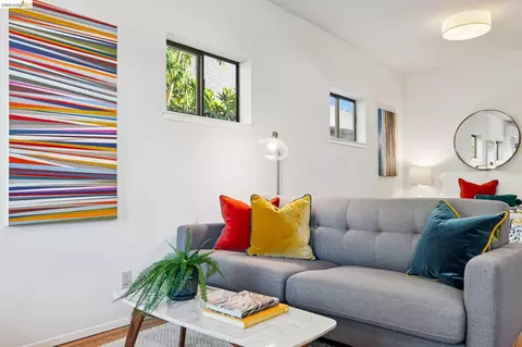 Living - 2112 Mckinley Ave #D, Berkeley, CA 94703 photo 1 of 2