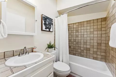 Bath - 2112 Mckinley Ave #D, Berkeley, CA 94703 photo 1 of 1