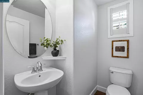 Bath - 527 Falling Star Dr, Martinez, CA 94553 photo 1 of 5