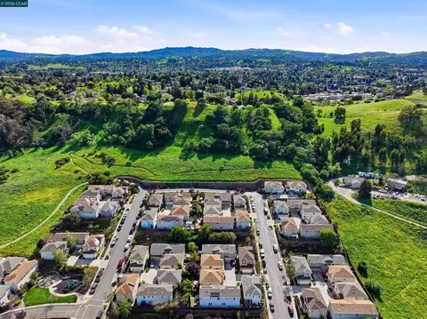 View/Area - 527 Falling Star Dr, Martinez, CA 94553 photo 5 of 6