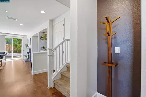 Entry Way - 527 Falling Star Dr, Martinez, CA 94553 photo 4 of 11