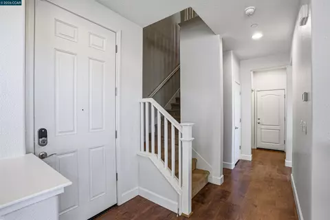 Entry Way - 527 Falling Star Dr, Martinez, CA 94553 photo 5 of 11
