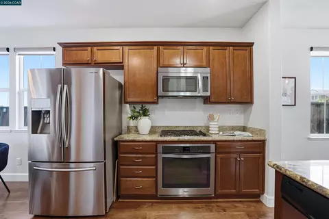 Kitchen - 527 Falling Star Dr, Martinez, CA 94553 photo 3 of 3