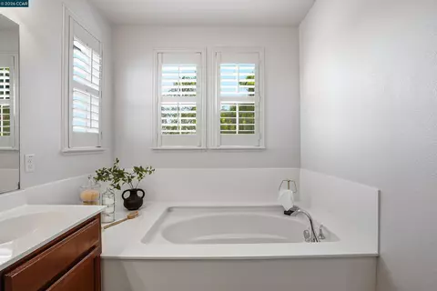 Bath - 527 Falling Star Dr, Martinez, CA 94553 photo 2 of 5