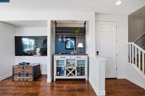 Entry Way - 527 Falling Star Dr, Martinez, CA 94553 photo 2 of 11