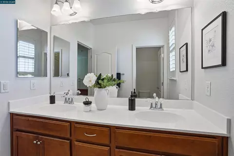 Bath - 527 Falling Star Dr, Martinez, CA 94553 photo 4 of 5