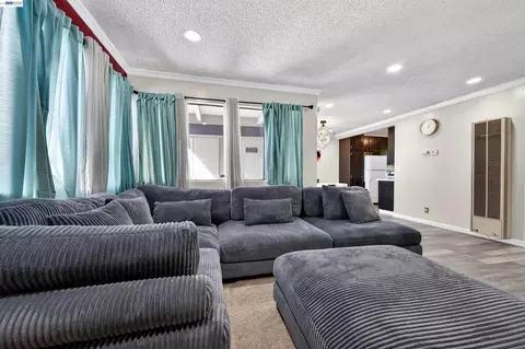 Living - 355 Parkview Ter #B9, Vallejo, CA 94589 photo 1 of 1