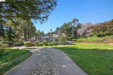 Exterior - 355 Parkview Ter #B9, Vallejo, CA 94589 photo 3 of 7