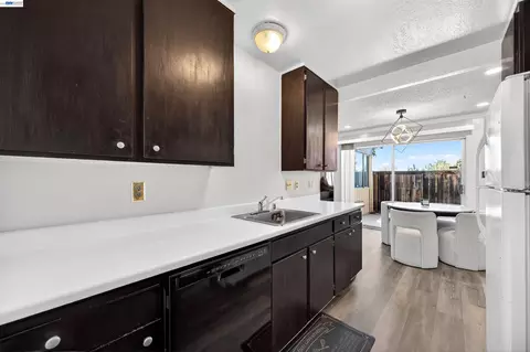 Kitchen - 355 Parkview Ter #B9, Vallejo, CA 94589 photo 4 of 4