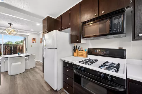 Kitchen - 355 Parkview Ter #B9, Vallejo, CA 94589 photo 3 of 4