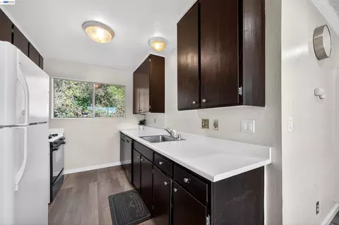 Kitchen - 355 Parkview Ter #B9, Vallejo, CA 94589 photo 1 of 4