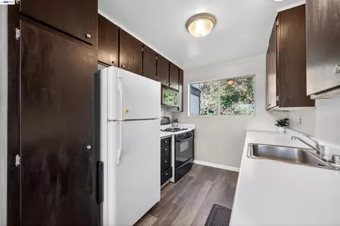 Kitchen - 355 Parkview Ter #B9, Vallejo, CA 94589 photo 2 of 4