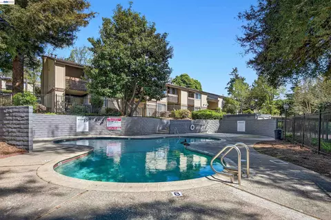 Exterior - 355 Parkview Ter #B9, Vallejo, CA 94589 photo 6 of 7